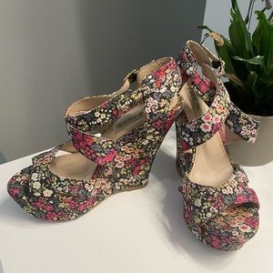 STEVE MADDEN | Floral Platforms